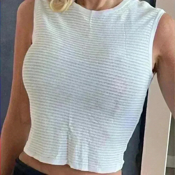 ALAIA
Knit HiNeck Sleeveless Crop Knit Rihanna top - Picture 9 of 13